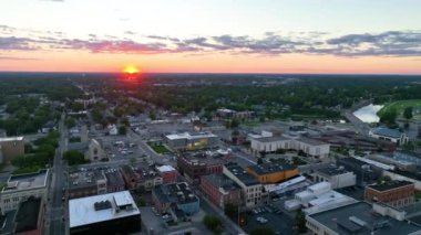Muncie, Indiana 'dan Aerial Fly, şehir merkezlerinde büyüleyici bir günbatımını gözler önüne seriyor. Mimari ve dingin su yollarını vuruyor, sükuneti ve şehir cazibesini somutlaştırıyor..