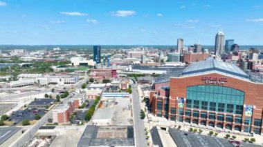 Indianapolis üzerinde havadan çekilen görüntüler, Lucas Petrol Stadyumu 'nun sembolik cam cephesini ve açık bir günde şehrin canlı kentsel manzarasının ortasındaki geri çekilebilir çatısını gösteriyor..