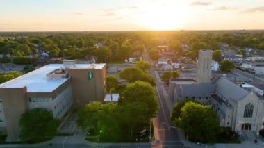 Muncie, Indiana 'da Sunrise' da, Sessiz Toplum Yaşamı ve Zamansız Ruhsallığı Resmedilen Görkemli Kilisenin Hava Yayası Çekimi.
