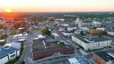 Muncie, Indiana 'nın şehir merkezindeki hava panoraması: Gün batımının dingin parlaklığının tadını çıkarın ve Delaware İlçe Mahkemesi' nin de yer aldığı şehir manzarası üzerinde sıcak bir ortam oluşturun