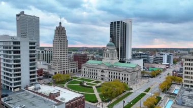 Fort Wayne, Indiana şehir merkezinin günbatımında tarihi Allen County Adliyesi 'nin görüntüsü. Kaidesel çekim modern ve geleneksel mimarinin bir karışımını ortaya koyuyor..