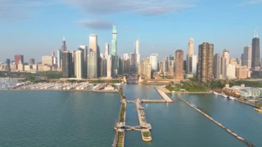 Chicago şehir merkezinin hava takibi, ikonik ufuk çizgisini, Donanma İskelesi 'ni ve sakin Michigan Gölü' nü yumuşak öğleden sonra ışığında sergiliyor, kentsel yaşam ve sükuneti yakalıyor..