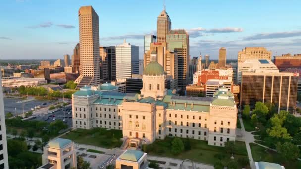 Aerial Pedestal Shot Indiana Statehouse Indianapolis Golden Hour Classical Architecture — Stock Video