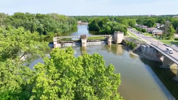 Vuelo Aéreo Sobre Presa Del Río Maumee Fort Wayne Indiana — Vídeo de stock