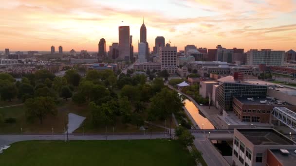 Aerial Pedestal Shot Indianapolis Hajnalban Vagy Alkonyatkor Lenyűgöző Kilátás Indianapolis — Stock videók