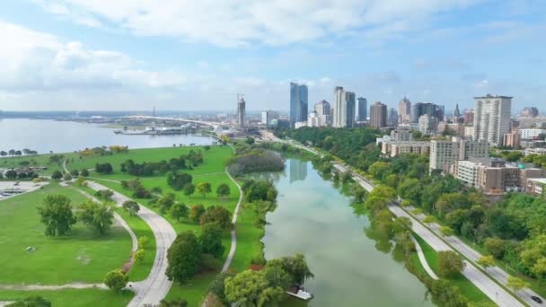 密尔沃基的城市天际线和老兵公园的上空飞驰而过 展现了都市繁华的生活与宁静的绿色空间之间的完美平衡 — 图库视频影像