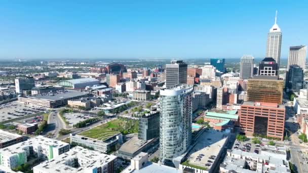 Aerial Tracking Shot Vibrant Downtown Indianapolis Indiana Estableciendo Horizonte Soleado — Vídeo de stock