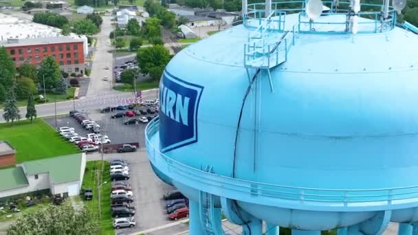 Αεροφωτογραφία Του Εμβληματικού Μπλε Πύργου Auburn Water Tower Που Στέκεται — Αρχείο Βίντεο