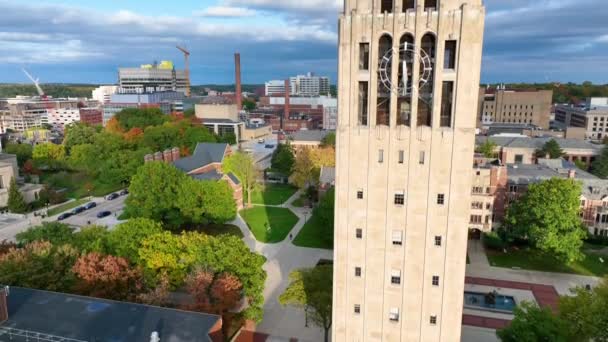 미시간 아버의 미시간 대학의 저명한 타워를 특징으로하는 활기찬 캠퍼스 — 비디오