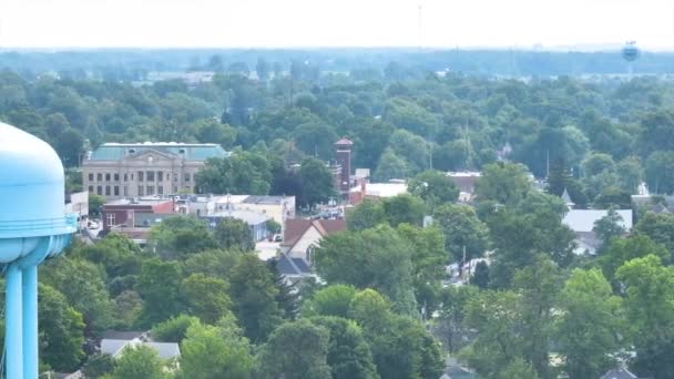 印第安纳州奥本市空中追踪射击 拥有一座历史性的法院大楼 茂密的绿地和奥本标志性的蓝色水塔 一张美国中西部小镇的田园诗般的快照 — 图库视频影像