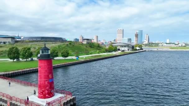 Aerial View Milwaukee Wisconsin Featuring Striking Red Milwaukee Pierhead Lighthouse — Stock Video
