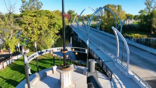 Aerial Pedestal Shot Veterans Memorial Bridge Fort Wayne Stanie Indiana — Wideo stockowe