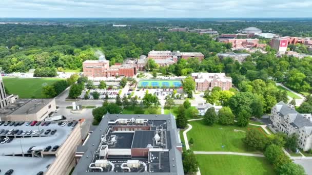 Aerial Tracking Shot Ball State University Muncie Indiana Cesta Přes — Stock video