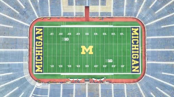 Luchtfoto Van Het Iconische Michigan Stadium Presentatie Van Enorme Blauwe — Stockvideo