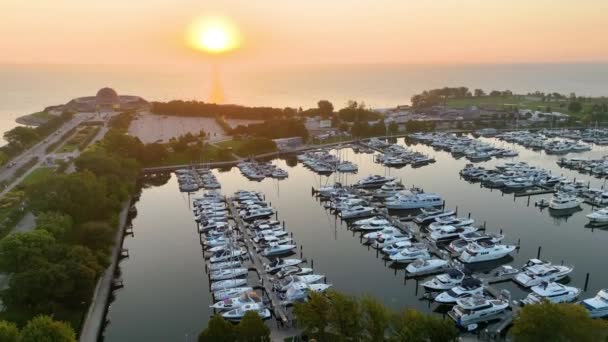Letecký Pohled Burnham Harbor Chicagu Illinois Ukazuje Klidný Východ Slunce — Stock video