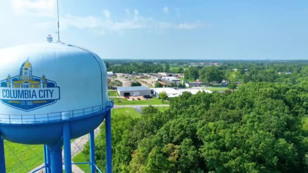 Aerial Tracking Shot Columbia City Indiana Destacando Icónica Torre Agua — Vídeos de Stock