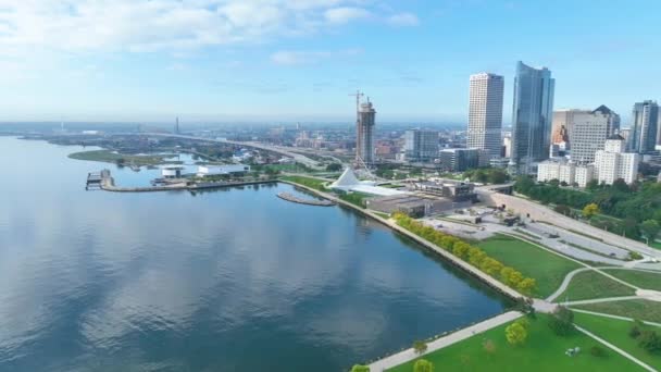 Aerial Fly Wspaniałego Milwaukee Pokazując Kultowego Milwaukee Muzeum Sztuki Tle — Wideo stockowe