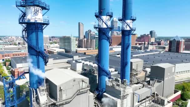 印第安纳印第安纳波利斯派瑞K发电站的空中行人射击 在城市天际线上高耸的蓝色烟囱映衬着工业和城市生活的对比元素 — 图库视频影像