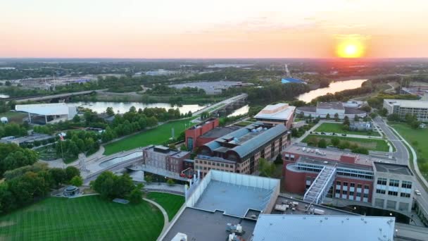 Luftaufnahme Der Innenstadt Von Indianapolis Bei Sonnenuntergang Eine Idyllische Mischung — Stockvideo