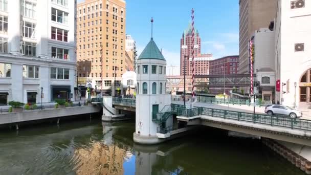 威斯康星州密尔沃基的空中漫步 展示了它的建筑多样性 繁华的城市生活和清澈的白天天空下宁静的运河 — 图库视频影像