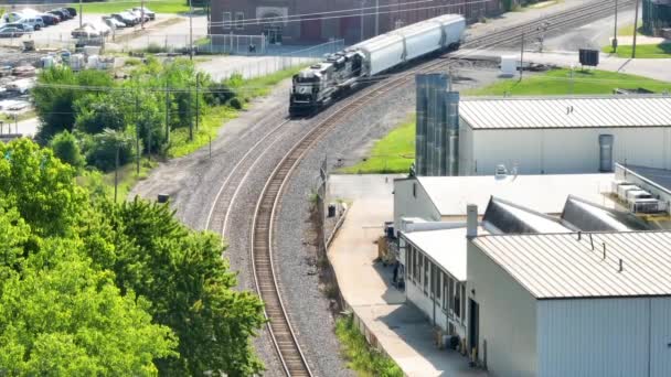 Повітряний Стаціонарний Знімок Вантажного Поїзда Подорожує Промисловим Ландшафтом Форт Вейна — стокове відео