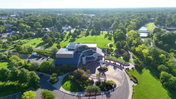 印第安纳孟席市宁静的明涅斯塔博物馆和花园的空中拱门 在阳光灿烂的日子里展示了它的现代设计 郁郁葱葱的绿叶和宁静的水体 — 图库视频影像
