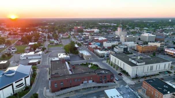Aerial Panorama Downtown Muncie Indiana Golden Hour Bask Roene Glow — Stockvideo