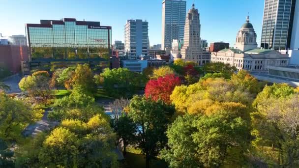 Luftaufnahme Von Fort Wayne Indiana Mit Leuchtendem Herbstlaub Freimann Square — Stockvideo