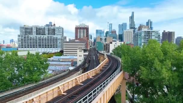 奇卡戈斯生命线的空中景观 扫地和拍摄 展示了火车与繁华的城市景观和多样化的城市设计相抗衡的活泼节奏 — 图库视频影像
