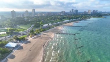 Chicago 'nun İleri Uçuşlu Şehir Bölgesi sakin Michigan Gölü kıyılarıyla sorunsuz bir şekilde birleşiyor. Canlı kentsel yaşamdan sakin sahil manzarasına bir yolculuk yaşayın, hepsi tetikte olsun.