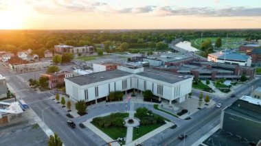 Muncie, Indiana 'nın Havadan Arc Fotoğrafı Delaware İlçe Mahkemesi İdaresi Binası' nın altın saat boyunca sakin şehir merkezinde sergilenmesi.