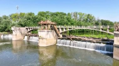 Fort Wayne, Indiana 'daki Maumee Nehri Barajı' nın Uçan Yaya Çekimi: Endüstriyel Güç ve Doğal Güzelliğin Dinamik Görünümü