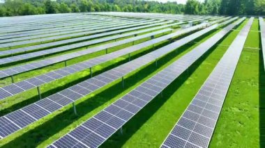 Columbia City, Indiana 'daki Genişletici Güneş Çiftliği' nin Havadan Görünümü - Canlı bir yenilenebilir enerji sahnesi, güneş panelleri titizlikle berrak mavi gökyüzünün altında yemyeşil bir alanda düzenlendi.