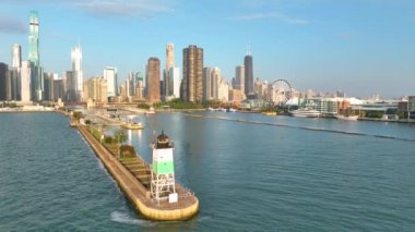 Chicago 'nun gökdelenlerinin panoramik manzarasını, Michigan Gölü' nü ve Altın Parıltı Altındaki Antika Deniz fenerini kucaklayan,