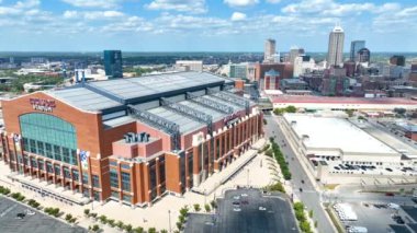 Lucas Oil Stadyumu 'nun Indianapolis, Indiana' daki hava takibi görüntüleri. Kalabalık şehir hayatının ortasındaki ikonik mimariyi vurgulayan cesur bir kurgu..
