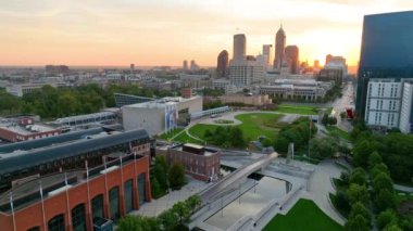 Indianapolis 'in Sunset' teki havadan görüntüsü: Indiana şehir merkezindeki kentsel canlılığı yakalayan, şehrin mimari gökyüzünü sakin bir günbatımına karşı gösteren,