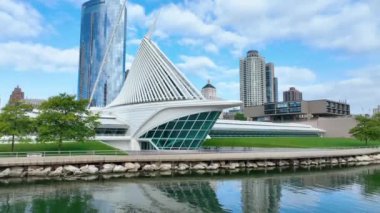 Iconic Milwaukee Sanat Müzesi 'nin şehir merkezindeki Skyline' a karşı havadan çekilmiş fotoğrafı Michigan Gölü ve Wisconsin 'in sakinliğini vurguluyor..