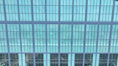 Indianapolis, Indiana 'daki Lucas Petrol Stadyumu' nun havadan çekimleri. Karmaşık cam mimarisi, cesur tabela ve canlı bir şehir manzarası..