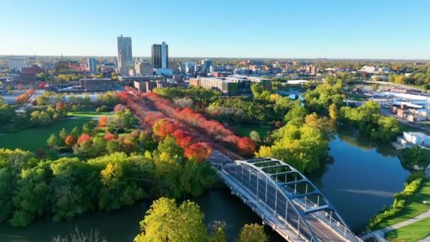 가을에 인디애나 포트웨인 Fort Wayne 활기찬 상징적인 메모리얼 브리지 Martin — 비디오