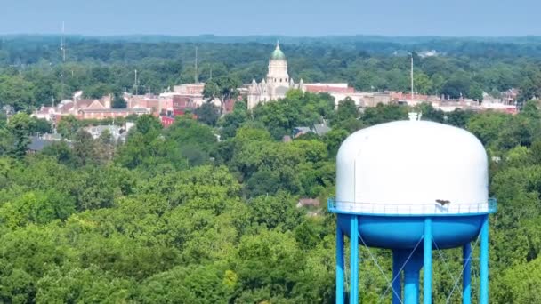 Luchtfoto Fly Forward Columbia City Indiana Met Prominente Blauwe Watertoren — Stockvideo