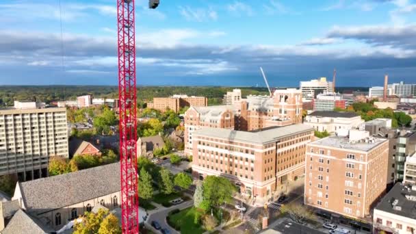 Aerial Pedestal Shot Dynamic Construction Scene Ann Arborban Michiganben Élénk — Stock videók
