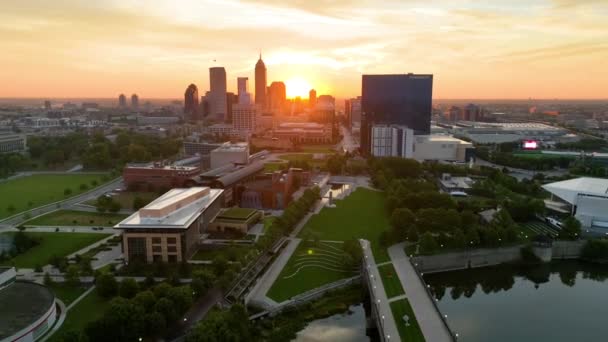 Aerial Fly Keresztül Előre Felett Downtown Indianapolis Naplementekor Bemutatva Városokat — Stock videók