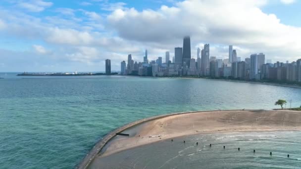Voar Aéreo Para Frente Chicagos Skyline Contra Águas Serenas Lago — Vídeo de Stock
