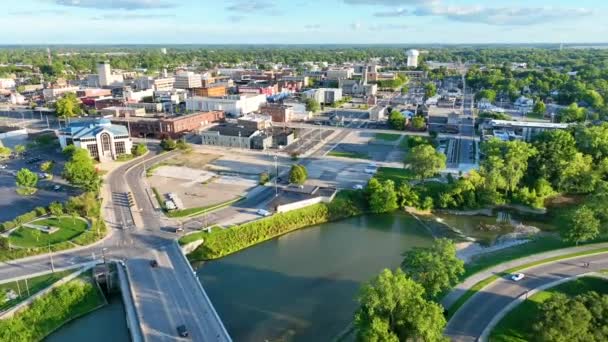 印第安纳州孟席市上空的空中飞驰 黄金时间点缀在城市景观 繁华的城市街道和风景秀丽的河流之上 — 图库视频影像