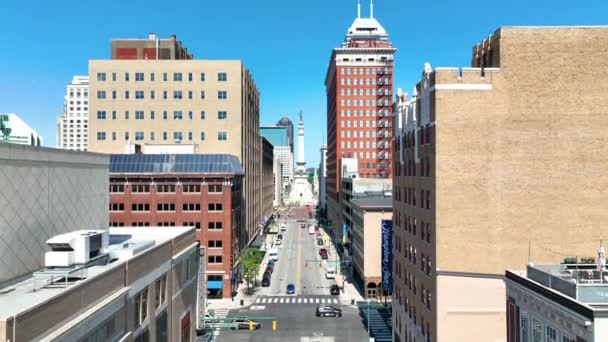 Flygfoto Över Centrala Indianapolis Avslöjar Ett Pulserande Stadslandskap Klarblå Himmel — Stockvideo