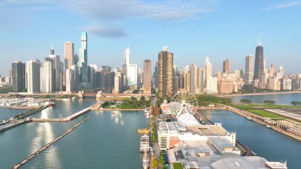 Flyg Genom Framför Livliga Centrala Chicago Fånga Den Ikoniska Marinpiren — Stockvideo