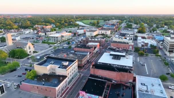 Aerial Establishing Shot Muncie Indianas Downtown Bij Zonsondergang Toont Een — Stockvideo