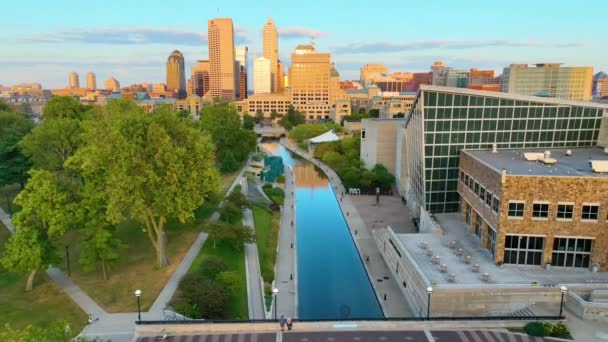 Aerial Establishing Shot Downtown Indianapolis Highlighting Serene Canals Weaving Green — Stock Video