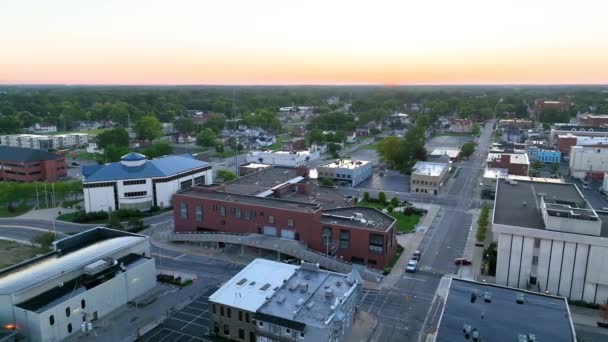 Vista Aérea Serene Downtown Muncie Indiana Golden Hour Mostrando Prédio — Vídeo de Stock