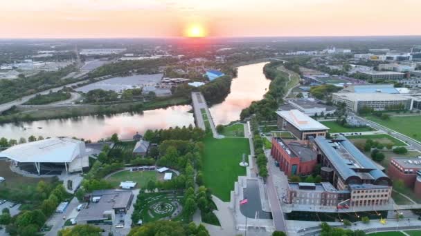 Aerial Tracking Shot Downtown Indianapolis Zachodzie Słońca Prezentujący Harmonijną Mieszankę — Wideo stockowe